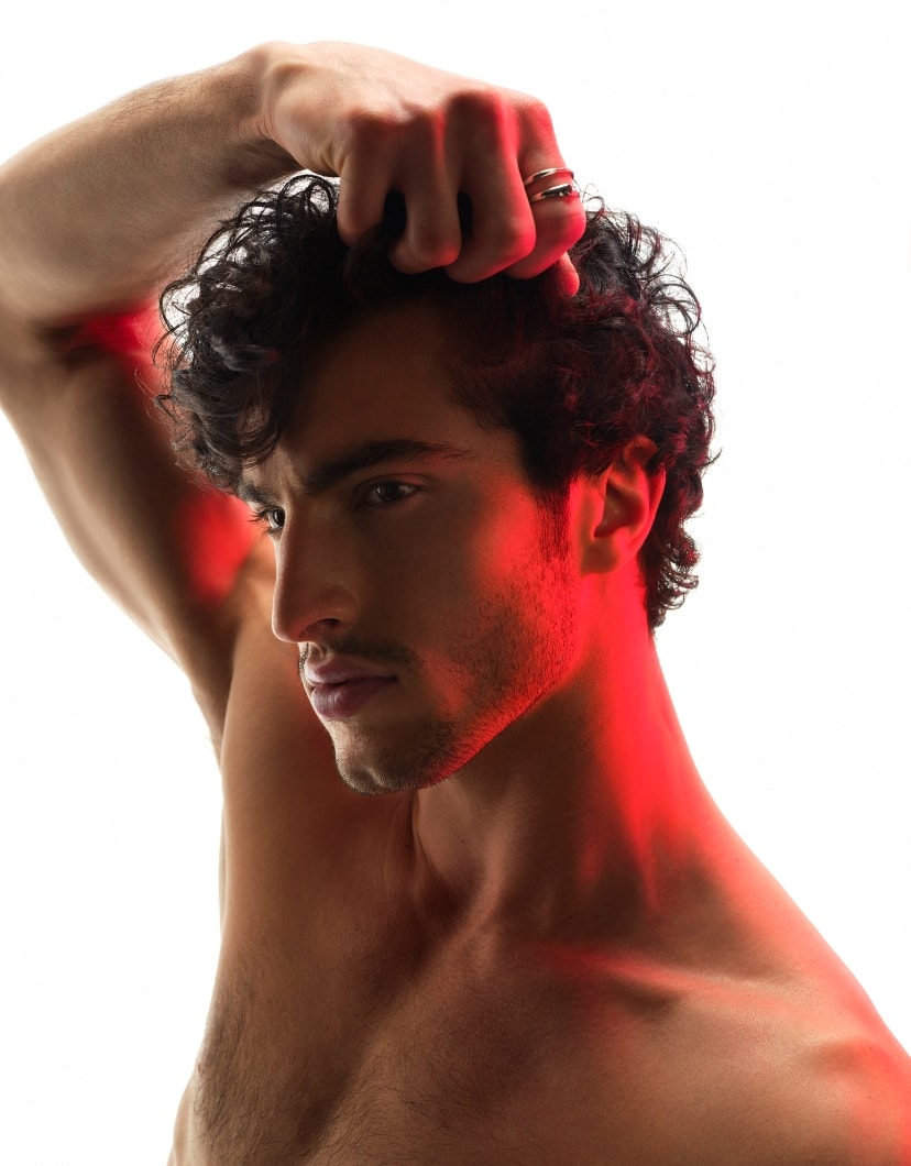 Modelo Raphael mostrando os cabelos tratados por Vichy.
