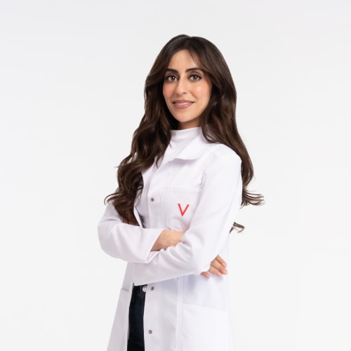 Dermatologista de jaleco branco com o logotipo da Vichy, simbolizando a chancela médica nos cuidados com colágeno.