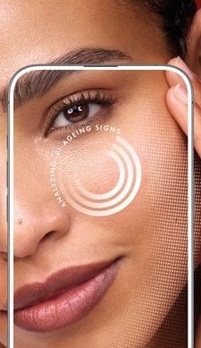 Modelo escaneando a face para receber um diagnóstico.